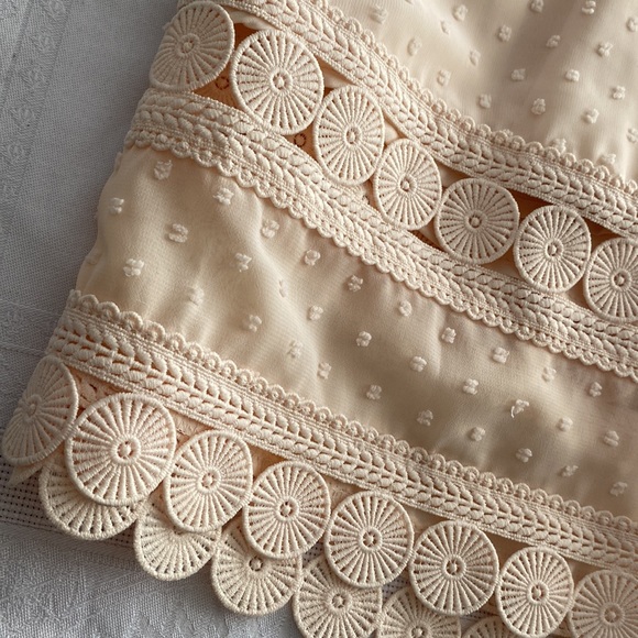 Pretty blush pink dress with feminine lace detail. Molly Bracken. Size Large. - Picture 6 of 10